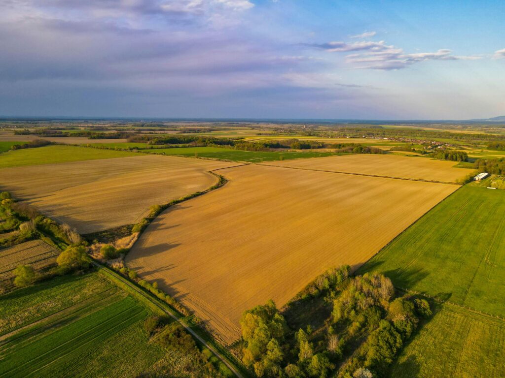 服務內容 Stunning aerial view of expansive farmland and fields in Garešnica, Croatia during summer.