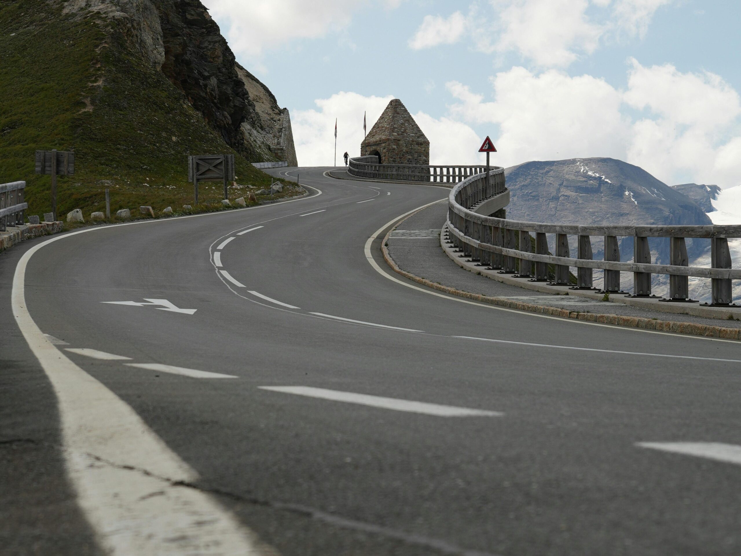 服務內容 Curvy road leading up a mountain in Salzburg, Austria with clear blue sky.